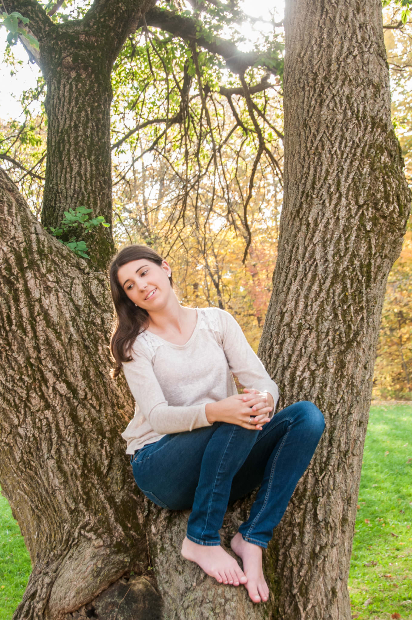 Girl sitting in a tree, 48168 photographer