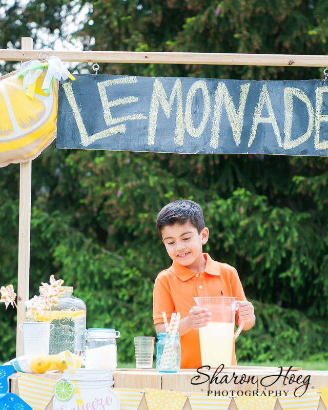 older brother pouring lemonade at homemade lemonade stand, Livonia Child Photographer