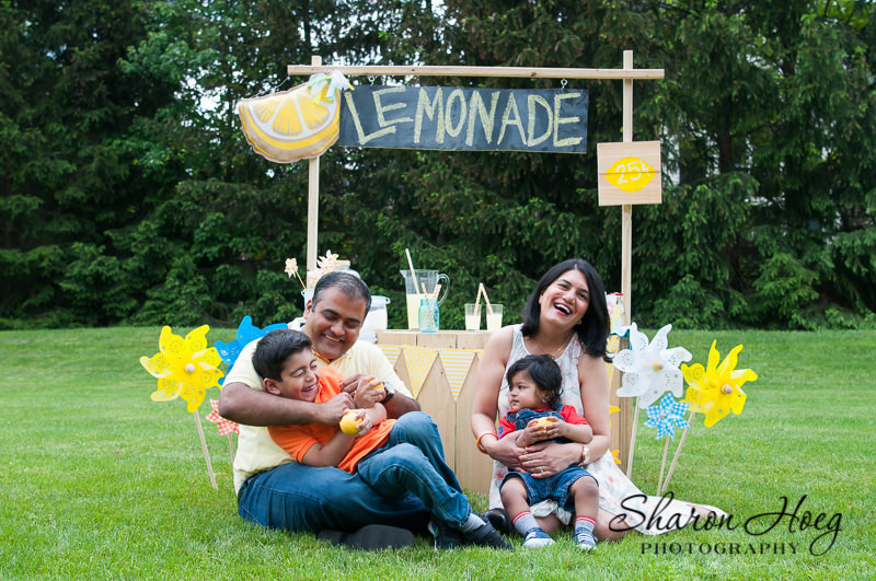 lemonade stand mini session family picture, Metro Detroit Family Photographer