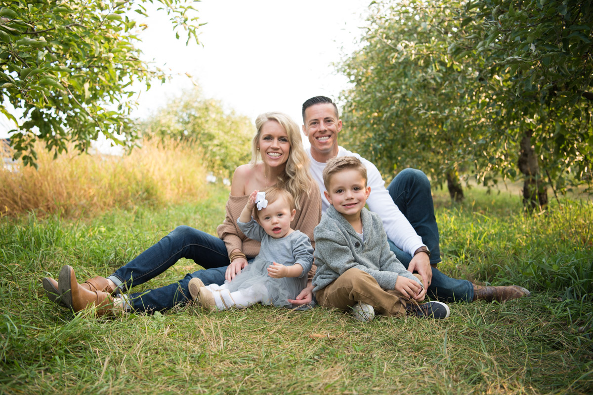 family of four photography poses, South Lyon Photographer