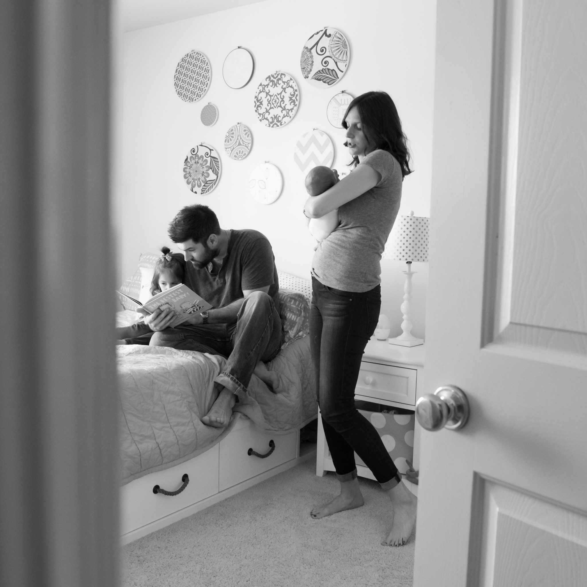 family hanging out in bedroom, south lyon lifestyle photographer