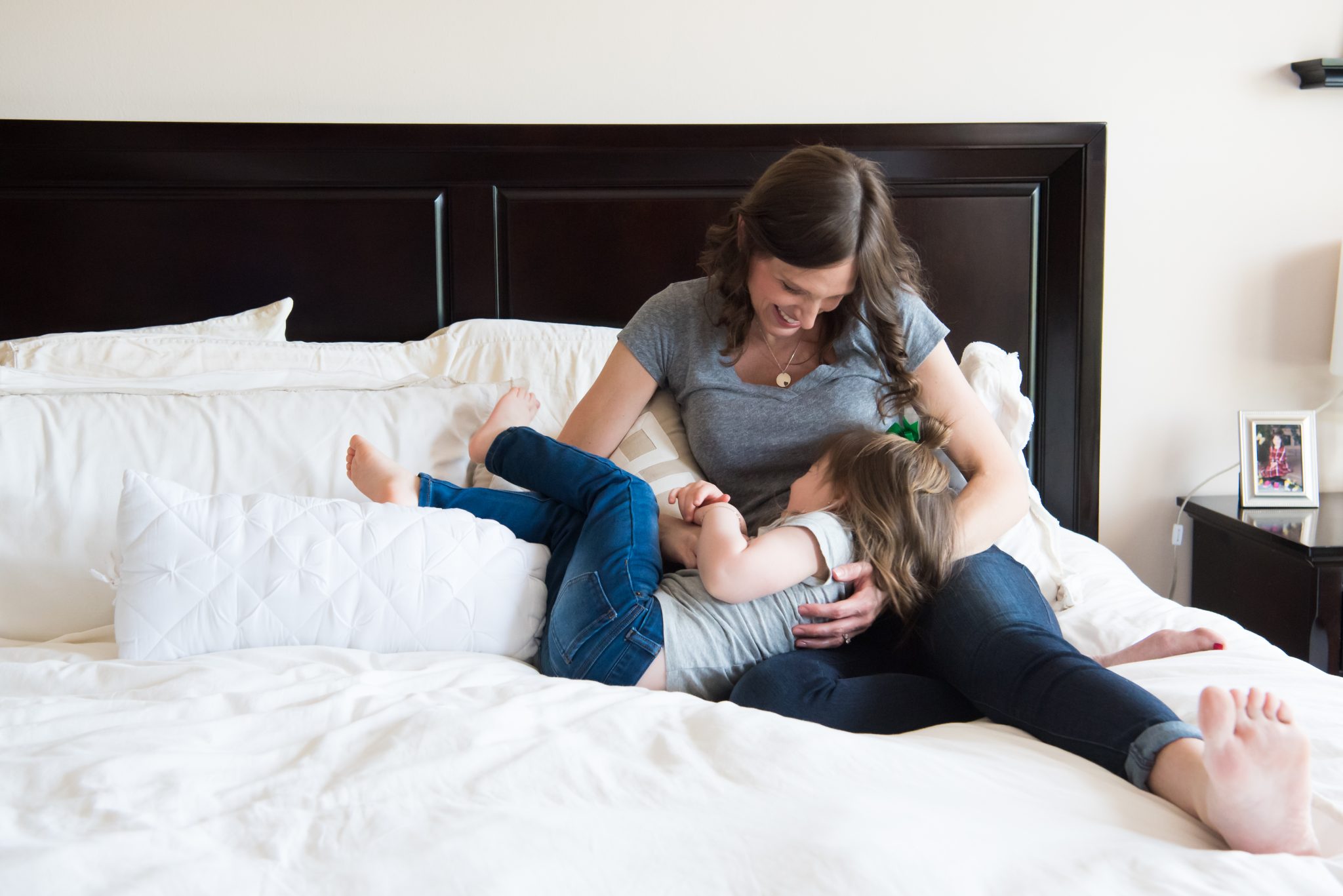 mom tickling daughter, south lyon family photographer